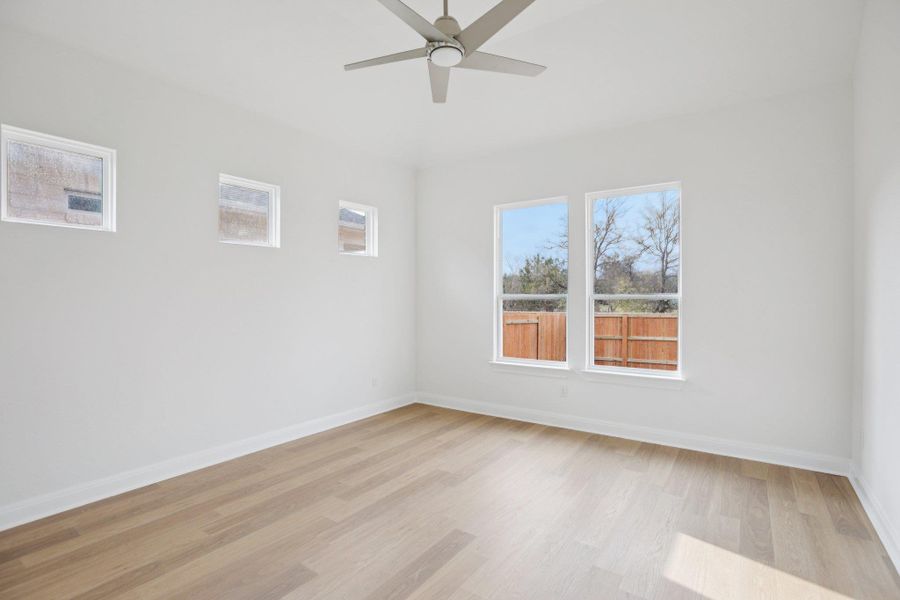 Spacious, unfurnished interior of a new home in Persimmon, Buda (Image 18).