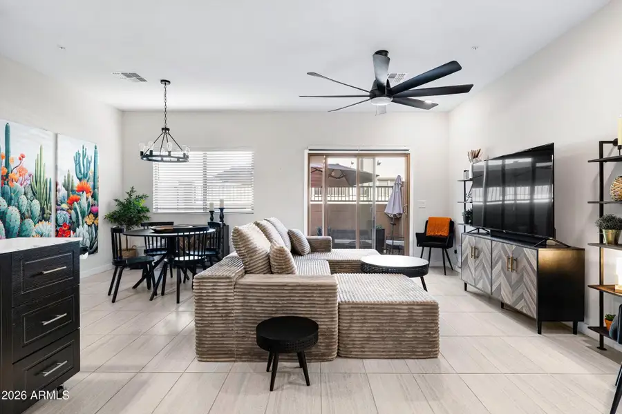 05-2822 W White Feather Ln_05