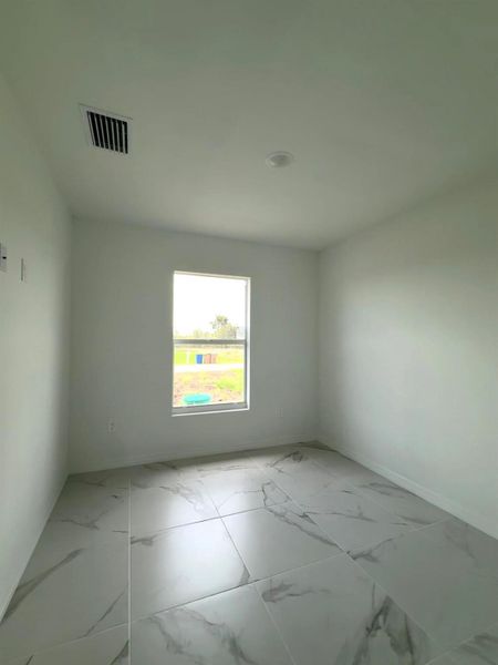 Spacious, unfurnished interior of a new home in , Lehigh Acres (Image 14).