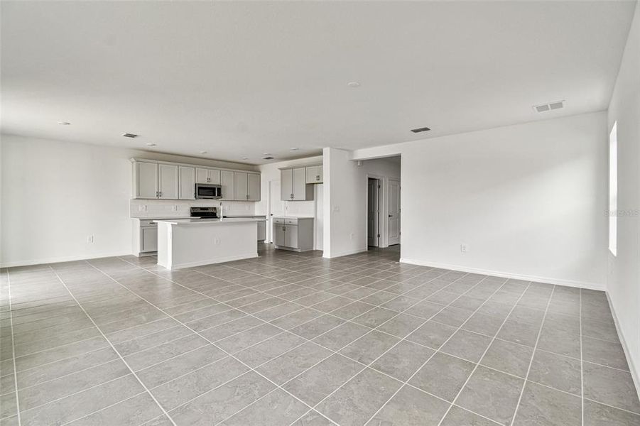 Spacious, unfurnished interior of a new home in Southpointe, Palmetto (Image 17).
