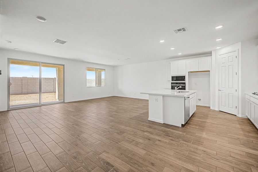 Spacious, unfurnished interior of a new home in White Tank Vistas, Waddell (Image 7).