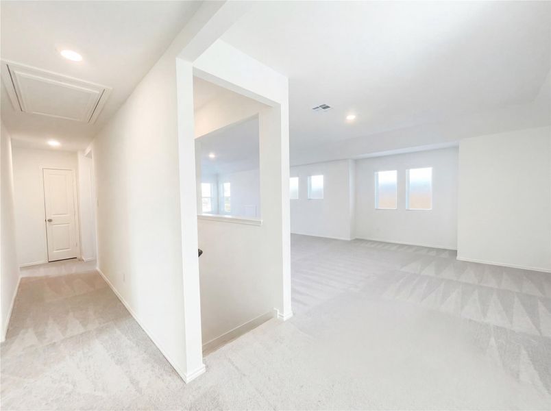 Spacious, unfurnished interior of a new home in The Colony, Bastrop (Image 27).