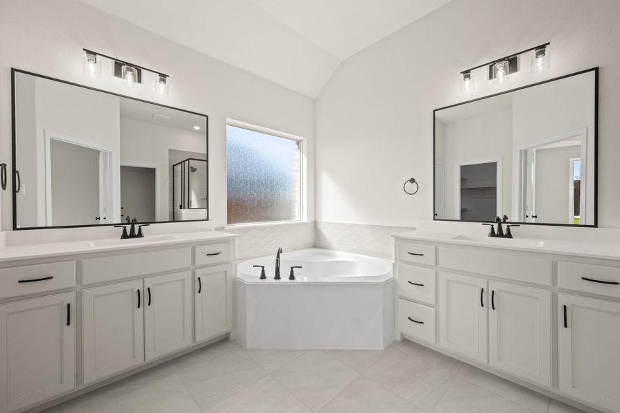 Furnished interior view inside a new home in Myrtle Creek, Waxahachie (Image 9).