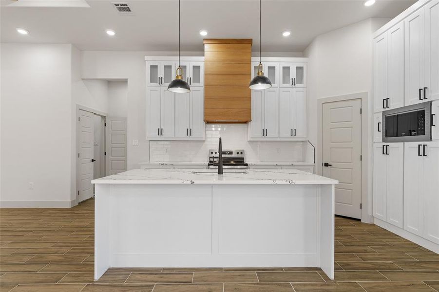 Spacious, unfurnished interior of a new home in , Granbury (Image 23). Spacious, unfurnished interior of a new home in , Granbury (Image 23).