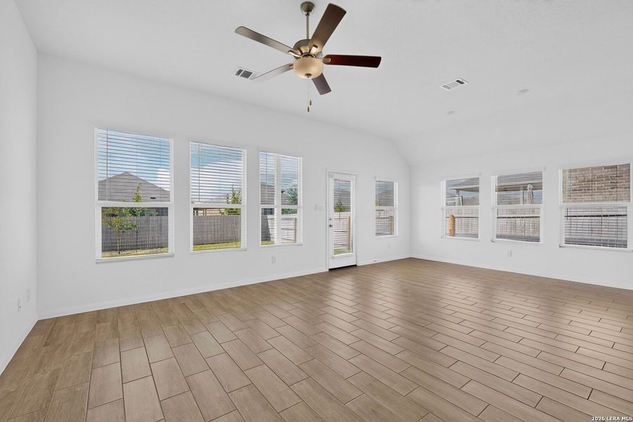 Spacious, unfurnished interior of a new home in , San Antonio (Image 17).