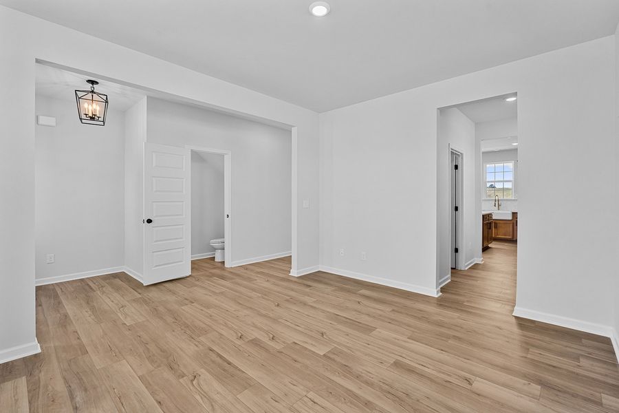 Spacious, unfurnished interior of a new home in Fieldstone, Lexington (Image 23).
