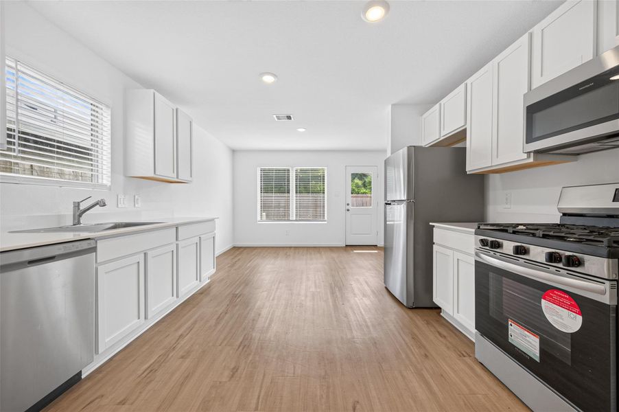 Huge windows in the kitchen and breakfast area. Huge windows in the kitchen and breakfast area.