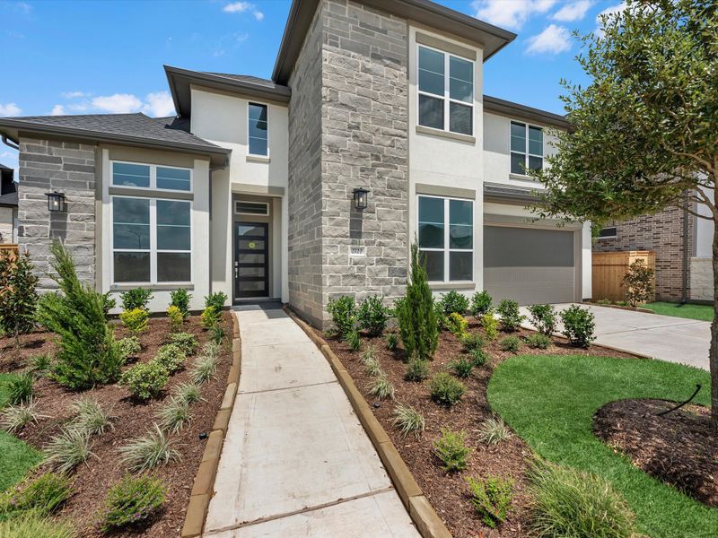 Exterior details and patio area of a home in Sienna 60’, Missouri City (Image 3).