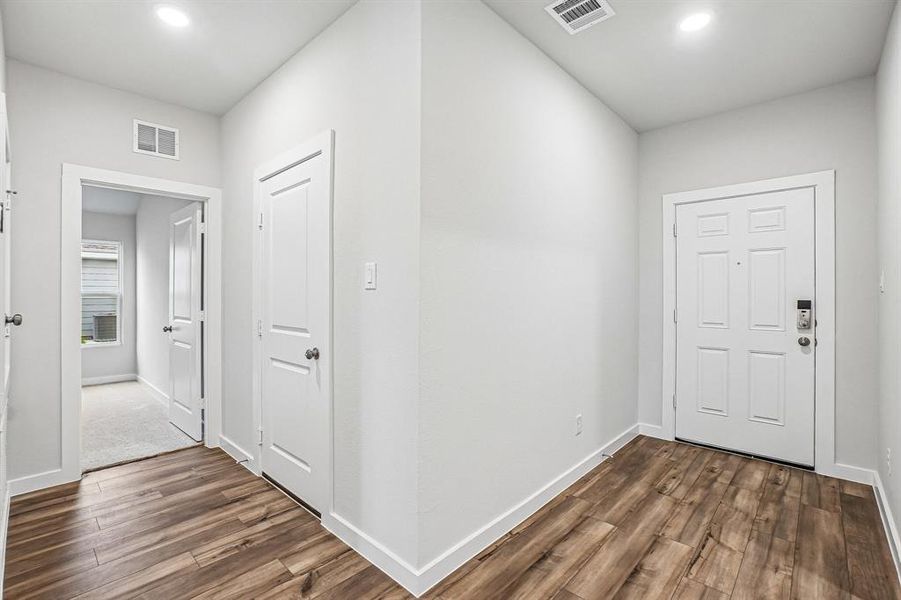 Spacious, unfurnished interior of a new home in Middlefield Village, Dallas (Image 31).