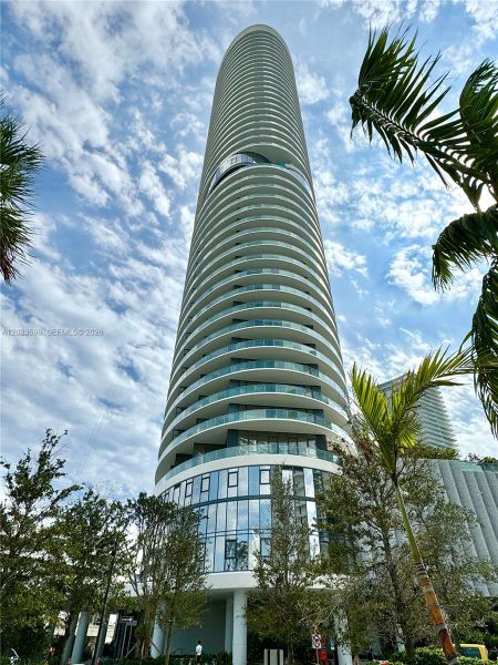 Condo located in Miami Beach, FL showcasing its design and architecture (Image 3). Condo located in Miami Beach, FL showcasing its design and architecture (Image 3).