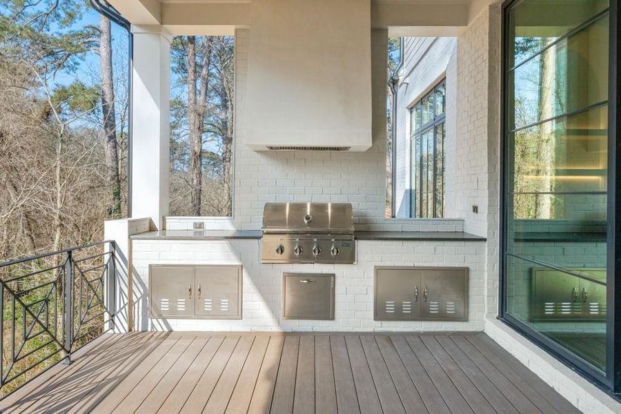 Exterior details and patio area of a home in Blue Heron Walk, Atlanta (Image 4).