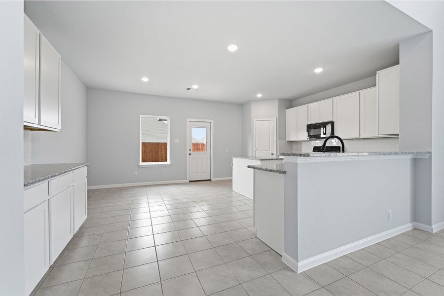 Furnished interior view inside a new home in Saddlebrook Estates, Waxahachie (Image 8).