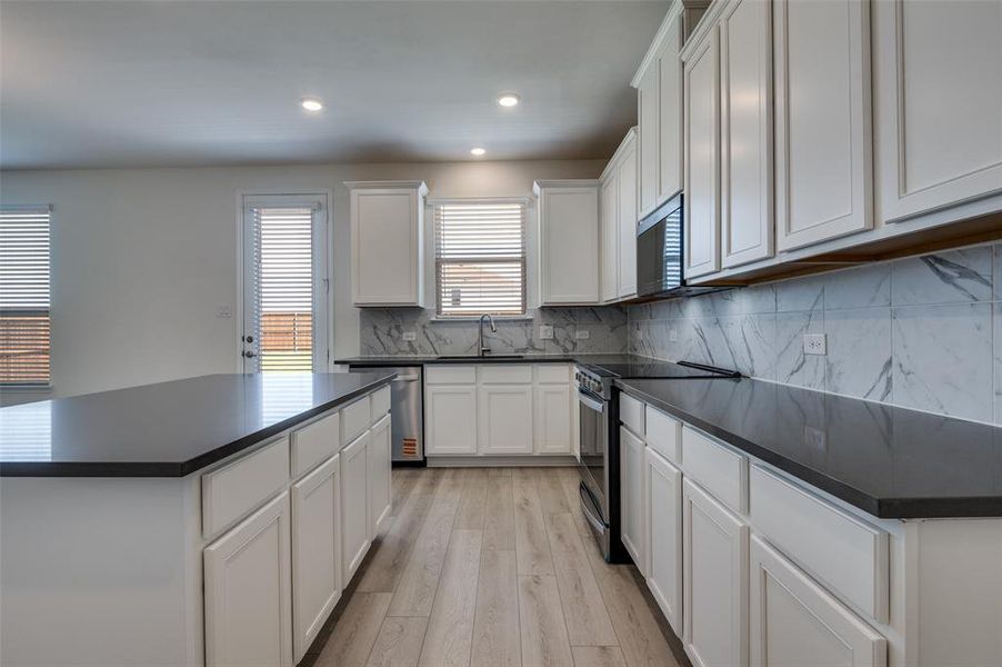Furnished interior view inside a new home in Cottonwood Creek, Seagoville (Image 9).