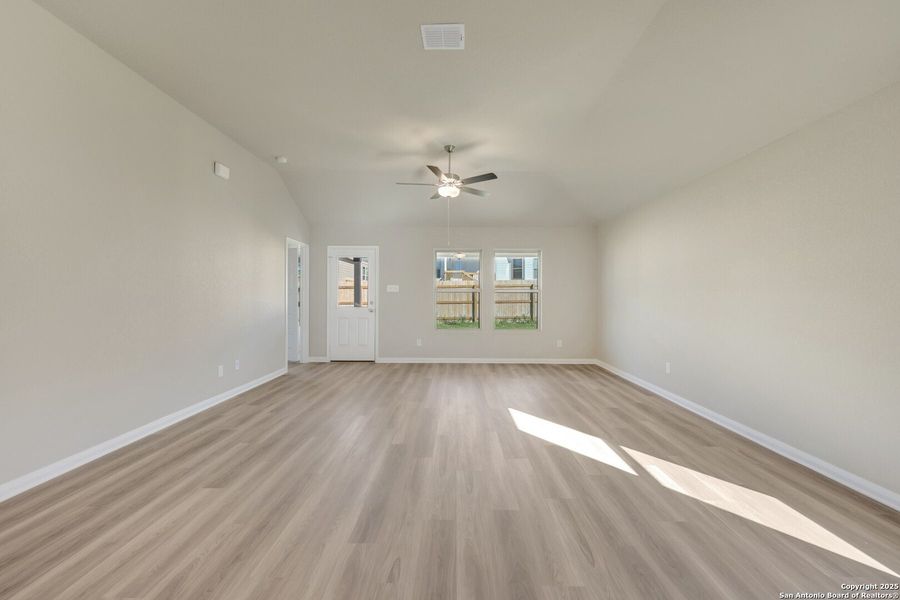 Spacious, unfurnished interior of a new home in Greenspoint Heights, Seguin (Image 34).