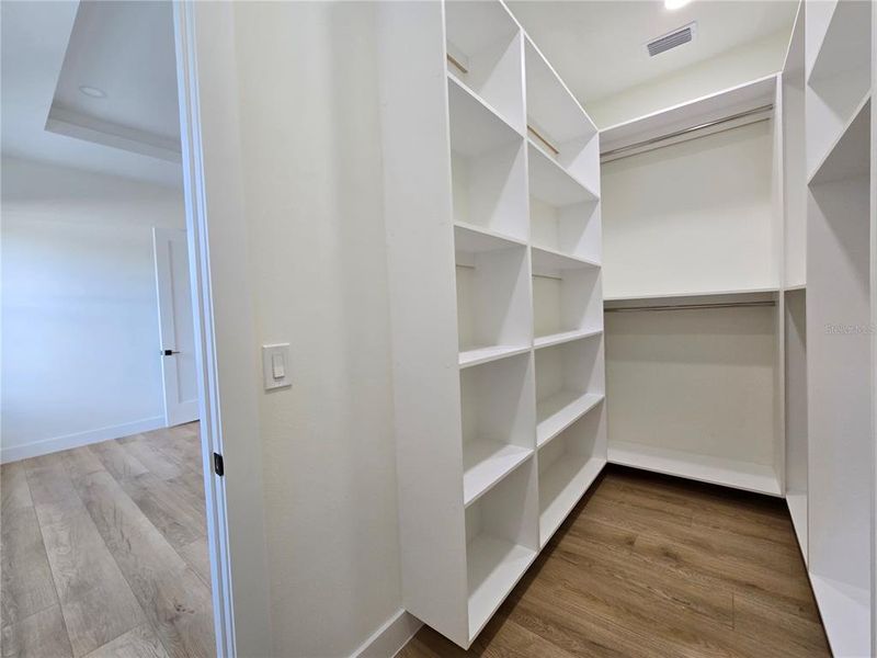 Spacious, unfurnished interior of a new home in , Tampa (Image 17).