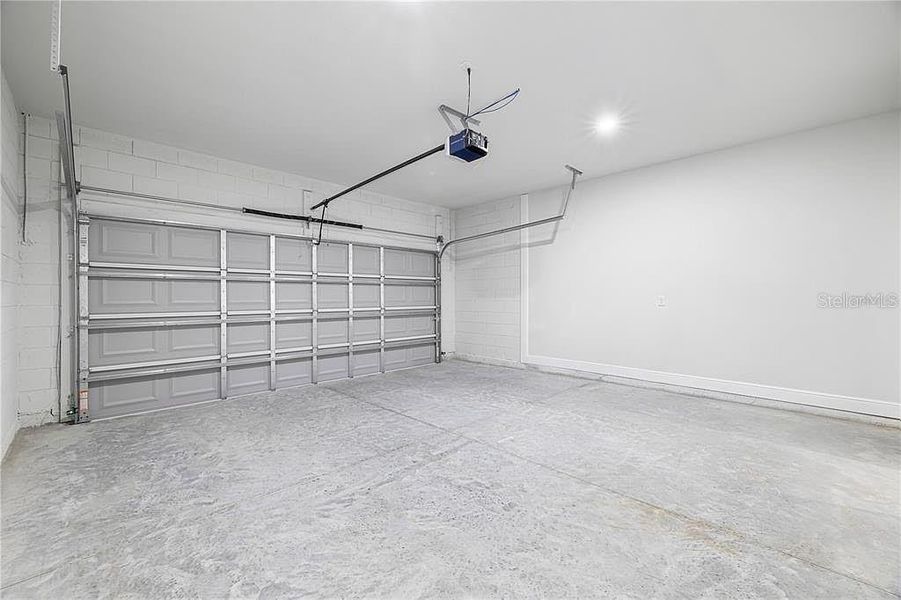 Spacious, unfurnished interior of a new home in , Citrus Springs (Image 15).