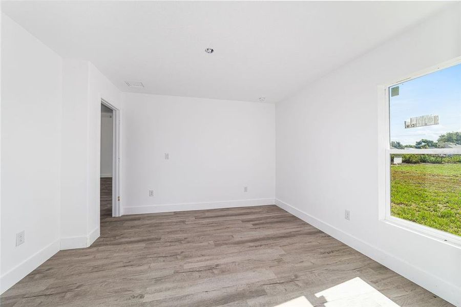 Spacious, unfurnished interior of a new home in , Ocala (Image 7).