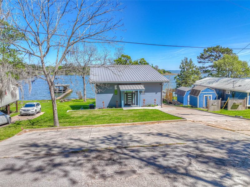 STREET VIEW,PARKING FOR 7 + CARS