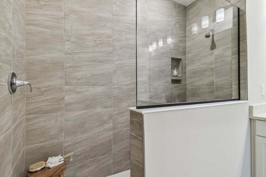 Representative interior finishes for a home built from the Sweetwater by William Ryan Homes in Southern Hills Plantation, Brooksville (Image 21).