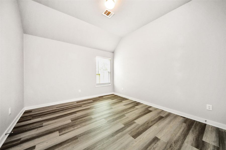 Spacious, unfurnished interior of a new home in Elm Estates, Angleton (Image 39).