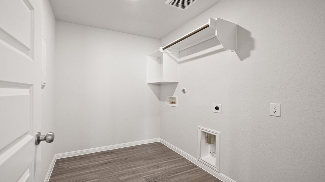 Spacious, unfurnished interior of a new home in Hunters Ranch, San Antonio (Image 14).