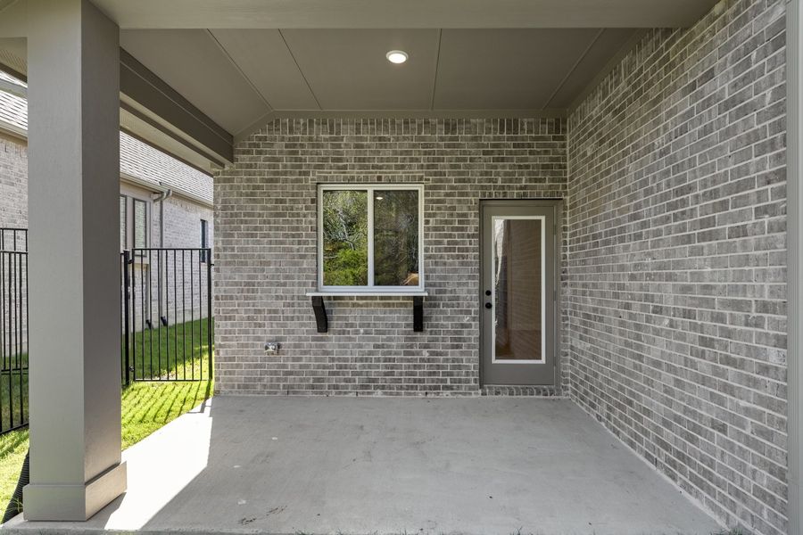 Exterior details and patio area of a home in Park Hills, Rockwall (Image 3).