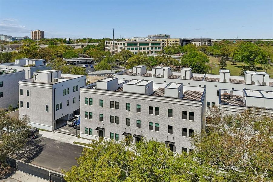 Condo located in Tampa, FL showcasing its design and architecture (Image 30).