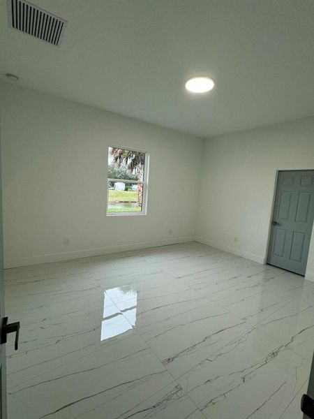 Spacious, unfurnished interior of a new home in , Port St. Lucie (Image 11).