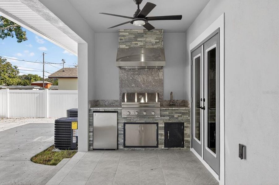 Exterior details and patio area of a home in , St. Petersburg (Image 35).
