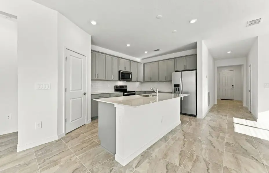 Furnished interior view inside a new home in Evergreen, Thonotosassa (Image 10).