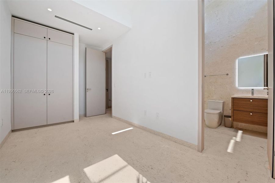 Spacious, unfurnished interior of a new home in , Coral Gables (Image 22).