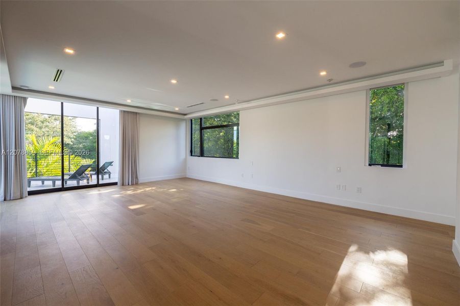 Primary Suite & Balcony