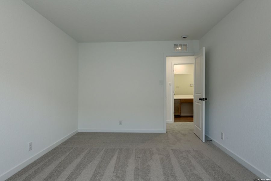 Spacious, unfurnished interior of a new home in Nopal Valley, San Antonio (Image 26).