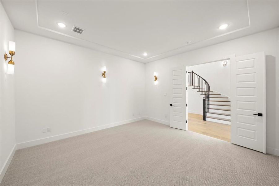 16. 610 Apogee - Media