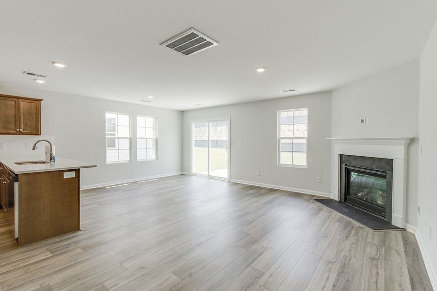 Spacious, unfurnished interior of a new home in Ellington, Elgin (Image 18).
