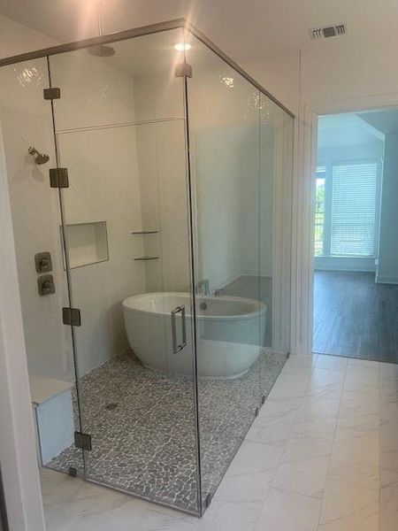 Furnished interior view inside a new home in Valencia, Manvel (Image 3).