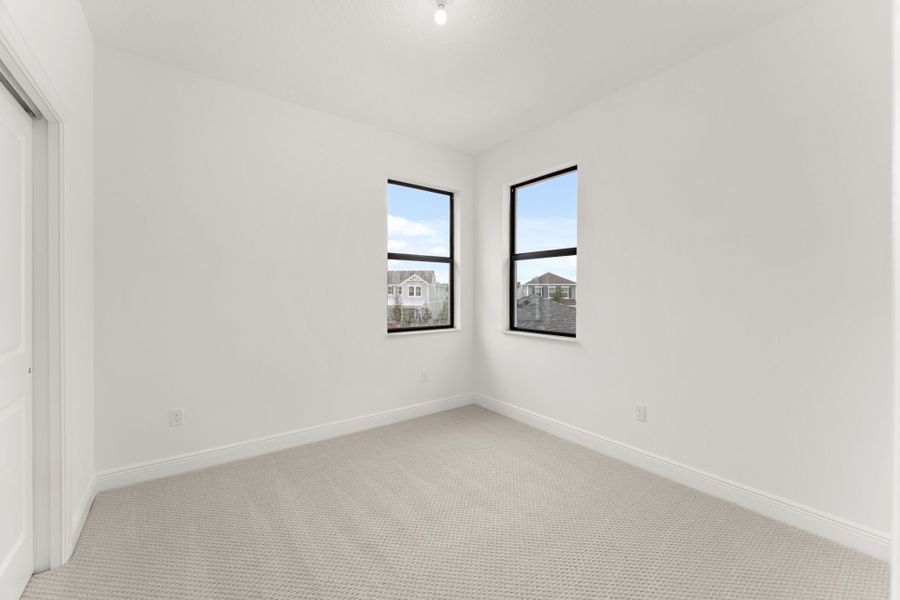 Spacious, unfurnished interior of a new home in Newfield - Rosette Park, Palm City (Image 15).