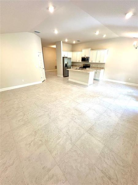 Spacious, unfurnished interior of a new home in Oak Hill Plantation, Ocala (Image 7). Spacious, unfurnished interior of a new home in Oak Hill Plantation, Ocala (Image 7).