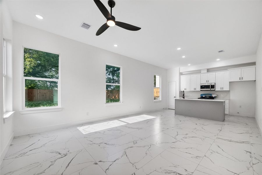 Spacious, unfurnished interior of a new home in , Houston (Image 17).