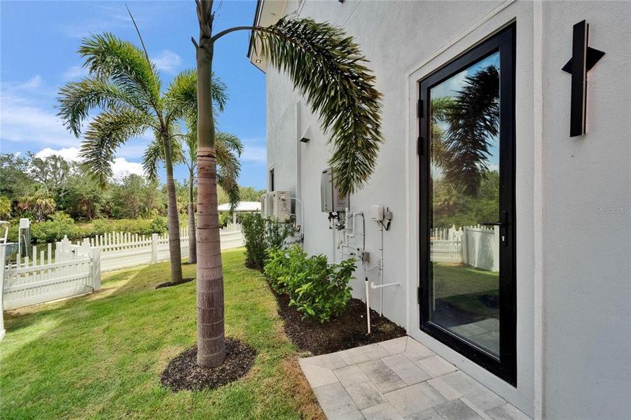 Exterior details and patio area of a home in , Apollo Beach (Image 40).