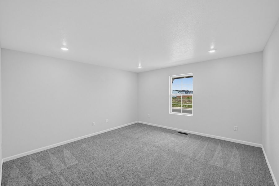 Spacious, unfurnished interior of a new home in Farmlore, Brighton (Image 17).