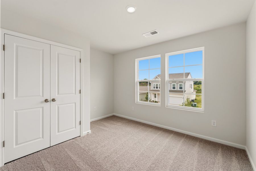 Spacious, unfurnished interior of a new home in Richmond Hill, Inman (Image 29).