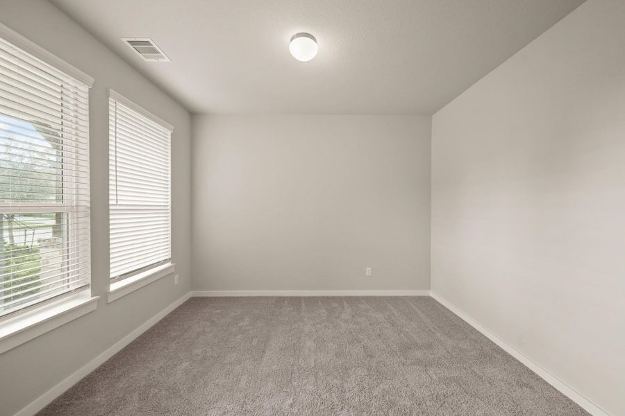 Spacious, unfurnished interior of a new home in Barton Creek Ranch, Conroe (Image 18).