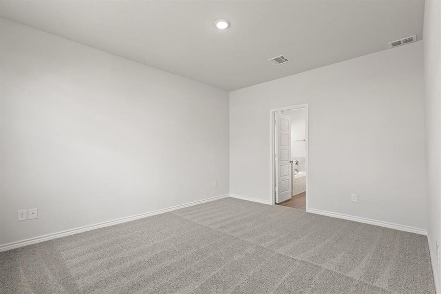 Spacious, unfurnished interior of a new home in Sycamore Landing, Fort Worth (Image 11).