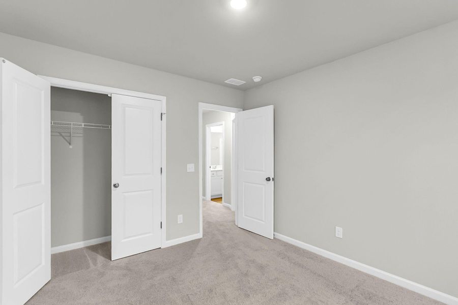 Spacious, unfurnished interior of a new home in Central Creek, Goose Creek (Image 25).