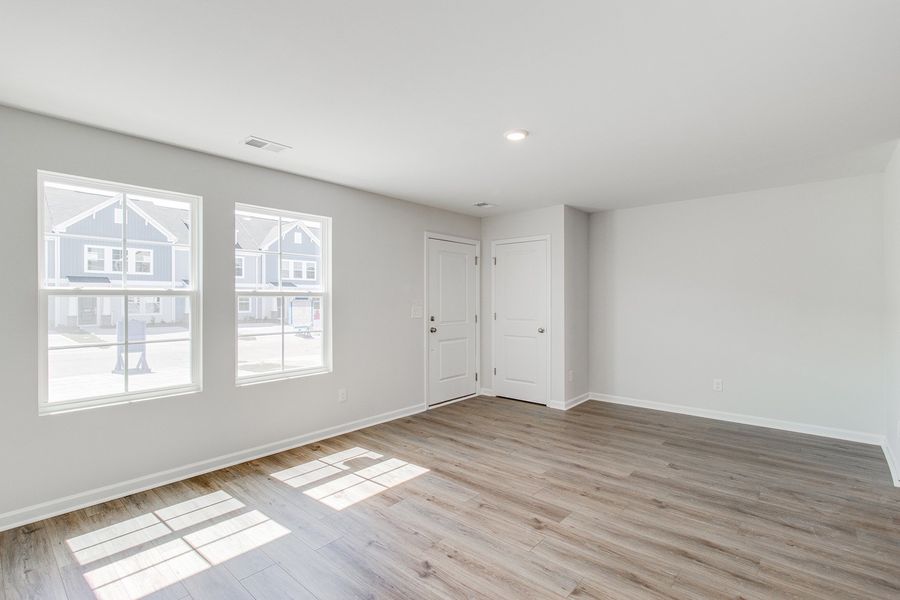 Spacious, unfurnished interior of a new home in Astoria, Columbia (Image 14).