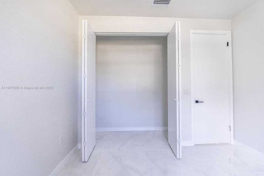 Spacious, unfurnished interior of a new home in , Lehigh Acres (Image 12).