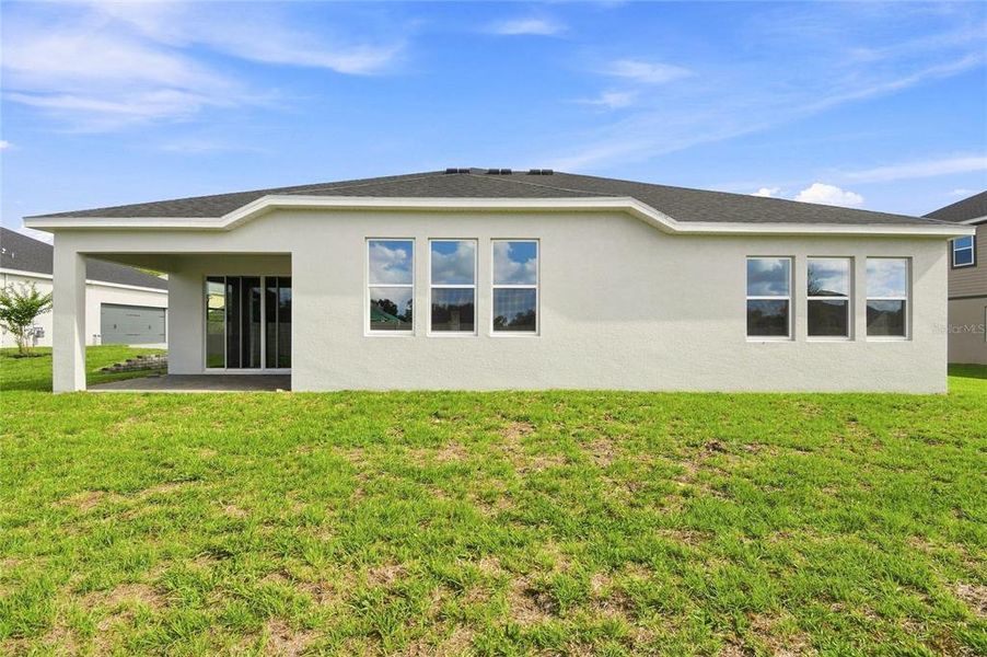 Exterior details and patio area of a home in Willow Run, Apopka (Image 18).