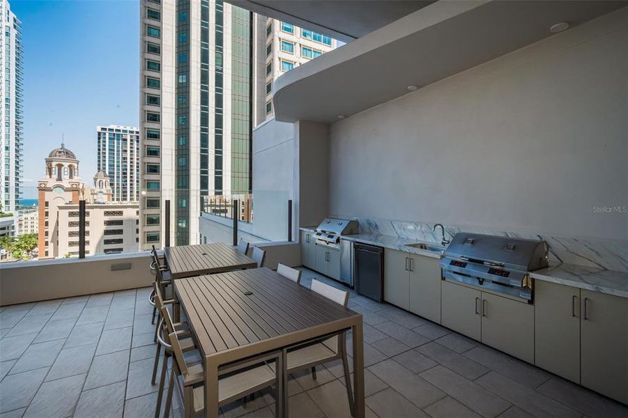 Condo located in St. Petersburg, FL showcasing its design and architecture (Image 30).