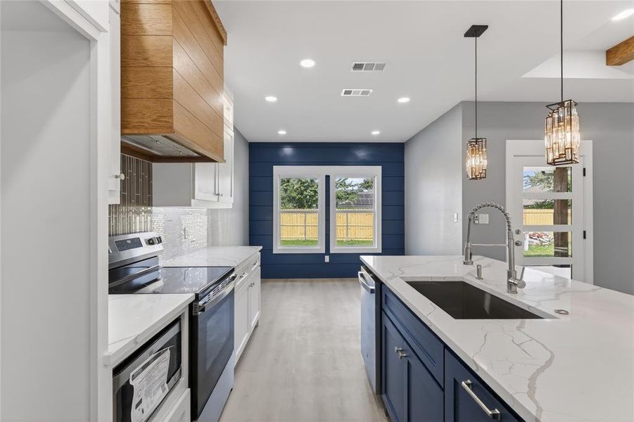 Furnished interior view inside a new home in , Gun Barrel City (Image 6).